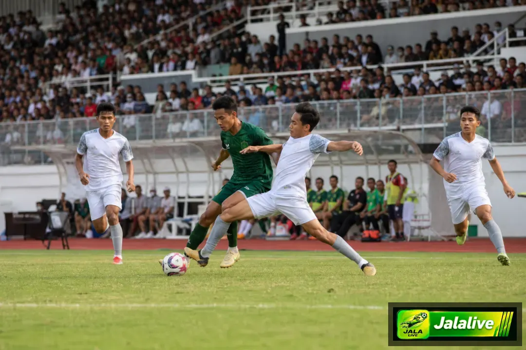 Pemain sepak bola bertanding di stadion Indonesia dalam ilustrasi editorial hasil Liga 1