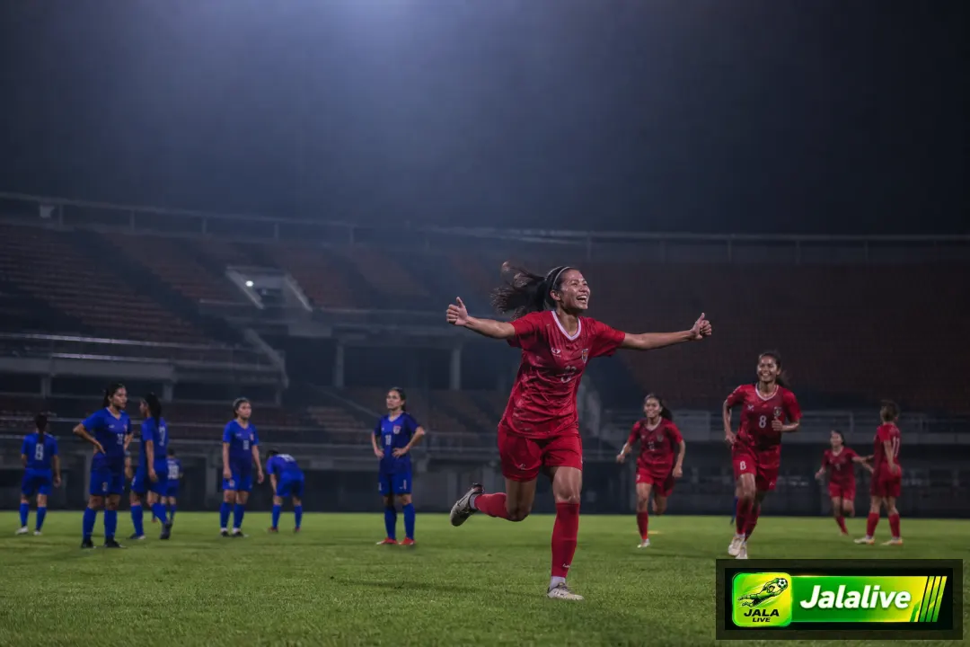 Ilustrasi editorial sepak bola putri di stadion malam hari dengan suasana pertandingan kompetitif