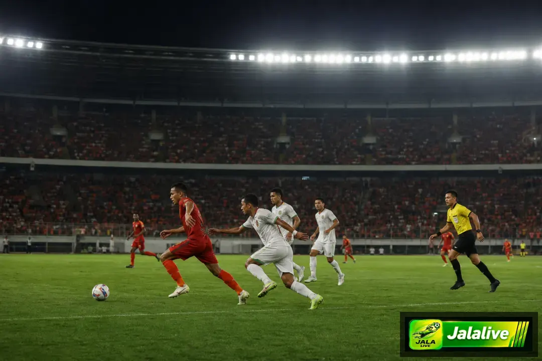 Suasana pertandingan sepak bola Indonesia di stadion