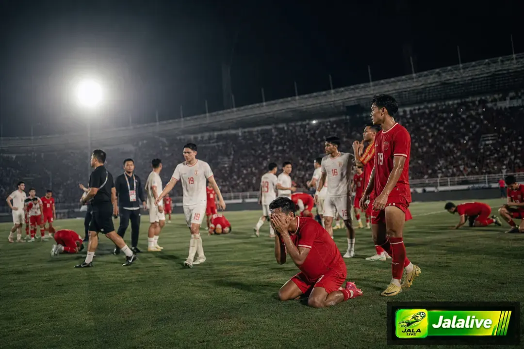 Suasana pertandingan sepak bola Indonesia yang realistis di stadion