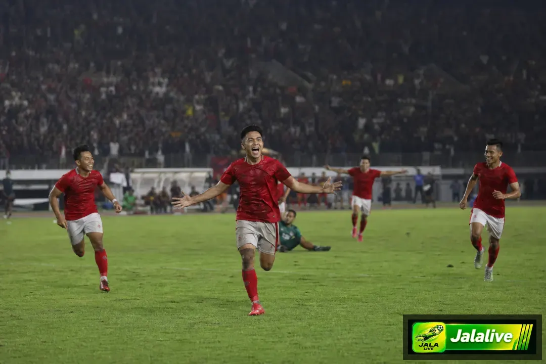 Pemain sepak bola Indonesia merayakan gol di stadion