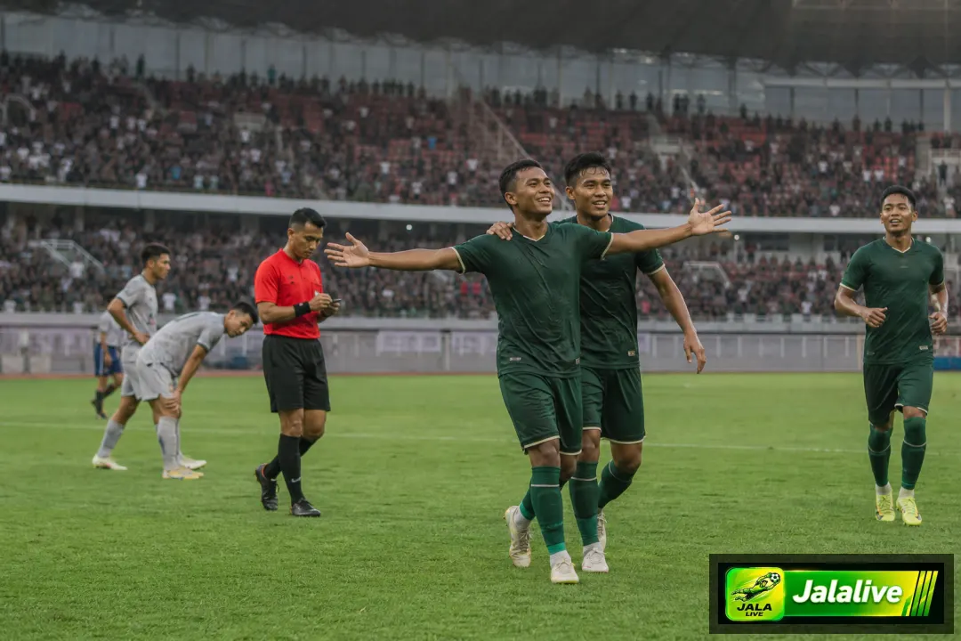 Pemain sepak bola Liga 1 Indonesia di lapangan stadion saat laga usai