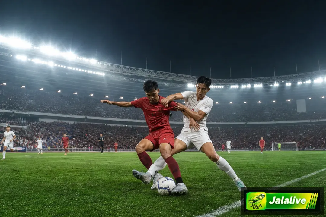 Ilustrasi editorial pertandingan sepak bola malam hari antara dua pemain profesional