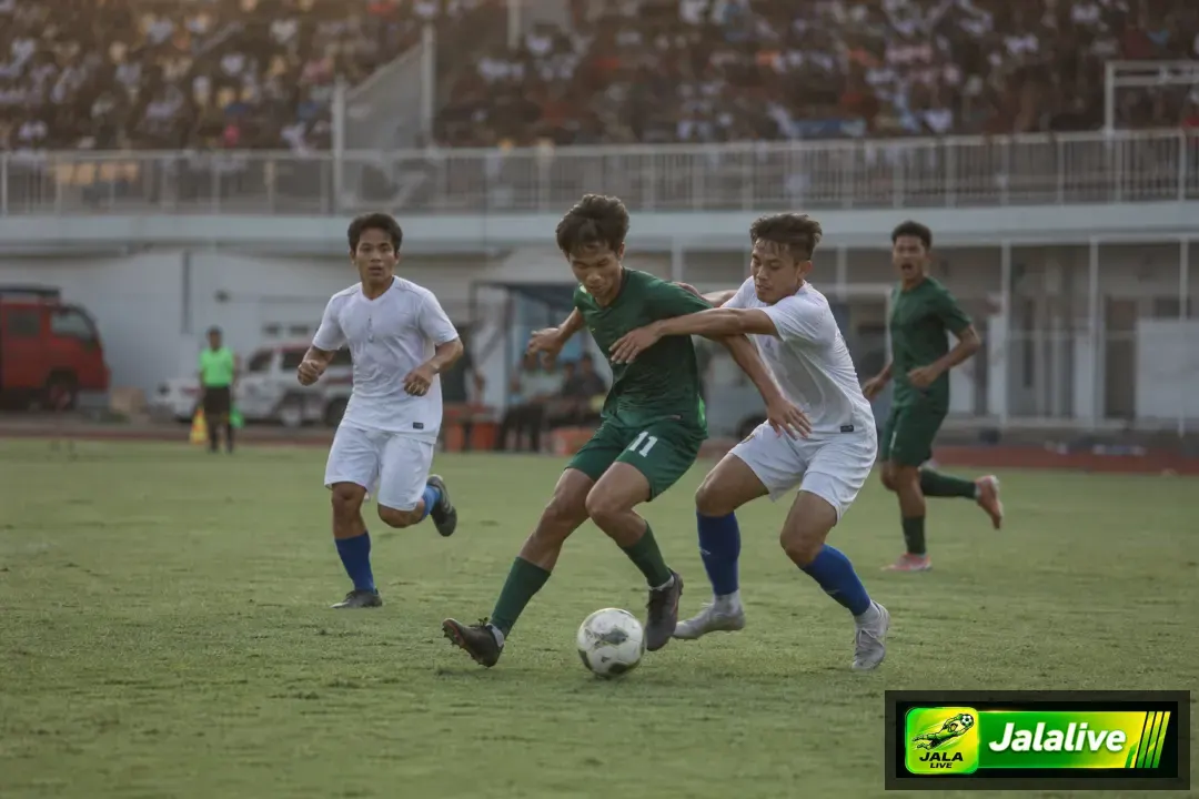 Pemain sepak bola berebut bola dalam pertandingan di stadion Indonesia