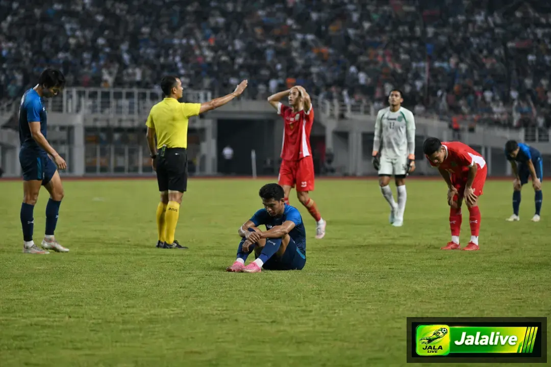 Suasana pertandingan sepak bola Liga 1 di stadion Indonesia