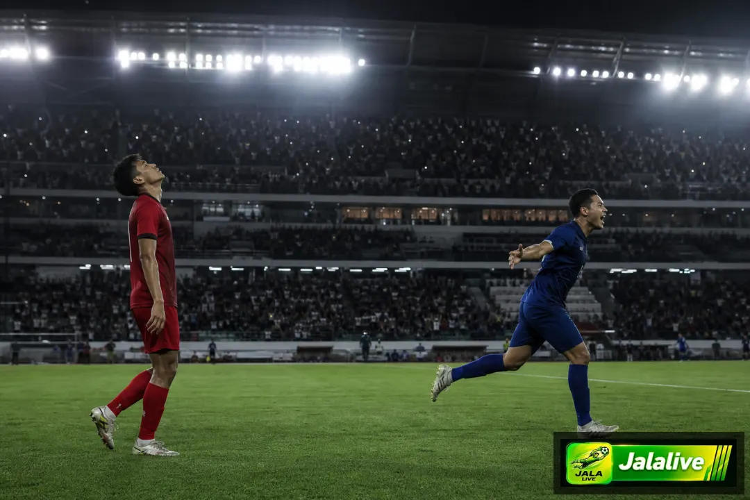 Ilustrasi editorial pertandingan sepak bola antara dua tim di stadion malam hari